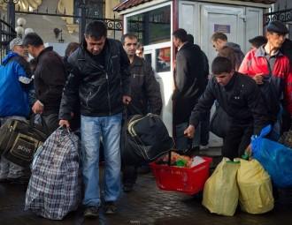 Парламент Беларуси распахнул двери таджикам-гастарбайтерам и одобрил "маковый" декрет