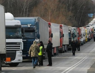 Пробка в шесть километров стоит на въезде в Крым из-за отмены поездов и автобусов (видео)