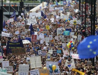 В Лондоне проходит многотысячный марш протеста против "брексита"