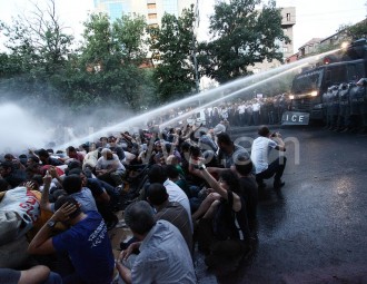 Зачистка в Ереване: более часа людей били, раздевали, ломали камеры (видео)