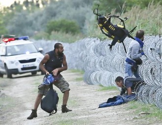 Венгрия одобрила использование нелетального оружия против беженцев
