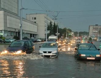 После ливня в Минске машины вытаскивали из воды с помощью спецтехники