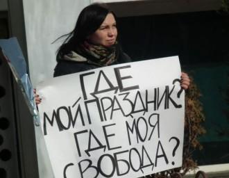 Затрыманую за плакат “Дзе маё свята?” актывістку асудзілі на 3 сутак