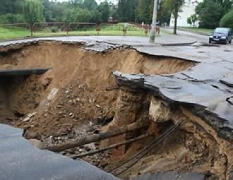 Непогода в Беларуси: в Гродно провалилась дорога, в Гомеле пострадали два человека (фото)