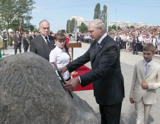 В Тростенце заложена памятная капсула на месте создания мемориального комплекса