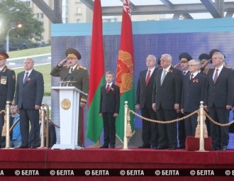 Полмиллиона минчан наблюдали за парадом и салютом (видео)