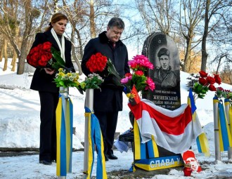 Парашэнка ўсклаў кветкі да помніка Жызнеўскаму