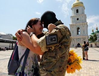 Былы футбольны фанат з Мінску ваюе за Украіну ў палку "Азоў" (відэа)