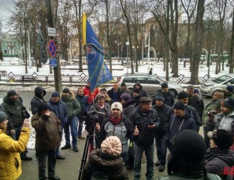 У здания суда в Гомеле прошел стихийный митинг против декрета «о тунеядцах»