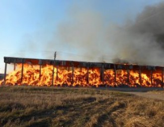 В Кировске сгорел склад со льном