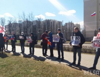 «Расія - гэта вайна»: маладафронтаўцы правялі акцыю каля расійскай амбасады