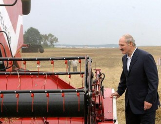 Ансамбль бабулек з Жыткавіцкага раёна спявае песню пра Лукашэнку (відэа)