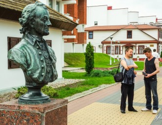 В Кобрине водитель грузовика снес памятник Суворову