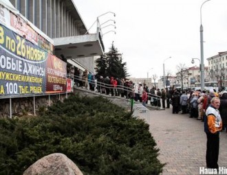 Минчане выстроили огромную очередь в Дворец искусств – за дешевой одеждой