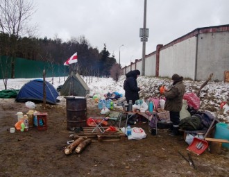 На защитников Куропат в 3 ночи напали неизвестные в масках с криками «Белая раса»