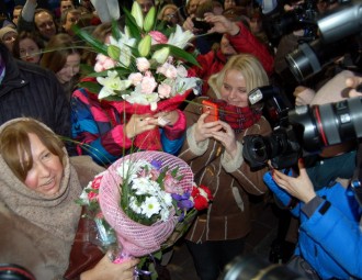 Кульминация. Светлану Алексиевич встретили в аэропорту сотни беларусов с цветами и книгами (фото)