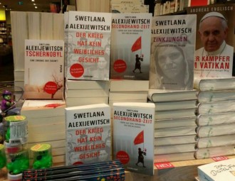 Чаму кнігі Святланы Алексіевіч на радзіме каштуюць даражэй, чым за мяжой?