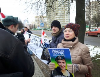 Каля амбасады РФ у Мінску праходзіць акцыя салідарнасці з Надзеяй Саўчанка