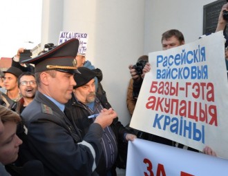 Удзельнікаў мітынгу супраць расійскай авіябазы сёння выклікаюць у суд