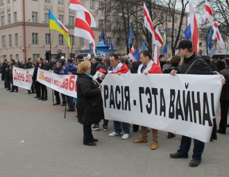 Участника шествия на День Воли задержали за отказ свернуть флаг