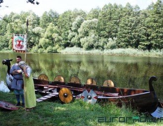 По реке Мухавец начал курсировать "дракар викингов" (фото)