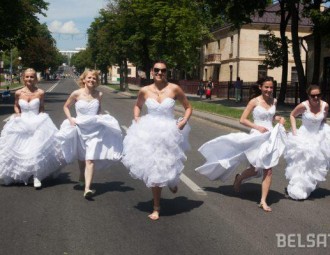 Дзеці, нявесты і барадачы прабеглі 600 метраў, "дапамагаючы жыццю" (фота)