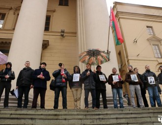 Каля КДБ адбылася акцыя памяці ахвяраў камуністычнага рэжыму (фота)