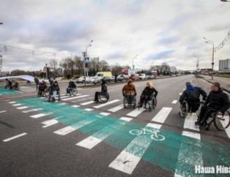 Інваліды-вазочнікі на некалькі хвілін перакрылі праспект Пераможцаў у Мінску