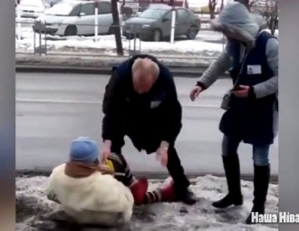 В Минске контролеры напали на женщину, вырывали сумку (видео)