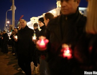 У памяць аб забітых да будынку КДБ у Мінску прыйшлі 150 чалавек