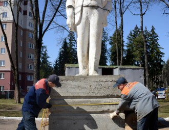 В Украине сносят памятники Ленину, а возле минской школы - устанавливают