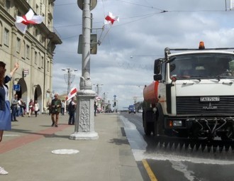 У Мінску прайшла акцыя "Праспект нацыянальнага сцяга", улады перакрылі рух