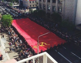 У Магілёве на парадзе да Дня Перамогі дэманстранты неслі гіганцкі савецкі сцяг (фота)