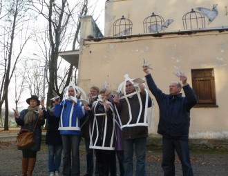 На віцебскіх журналістаў заводзяць адміністрацыйныя справы за фотаздымкі на фоне графіці