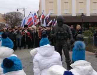 В Крыму дети кланялись памятнику "зеленому человечку"  со словами "спасибо"