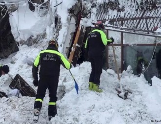 В заваленном лавиной отеле в Италии нашли выживших