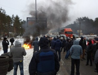 Протестующие блокируют въезды в Киев,  трасса окутана дымом от шин (фото)