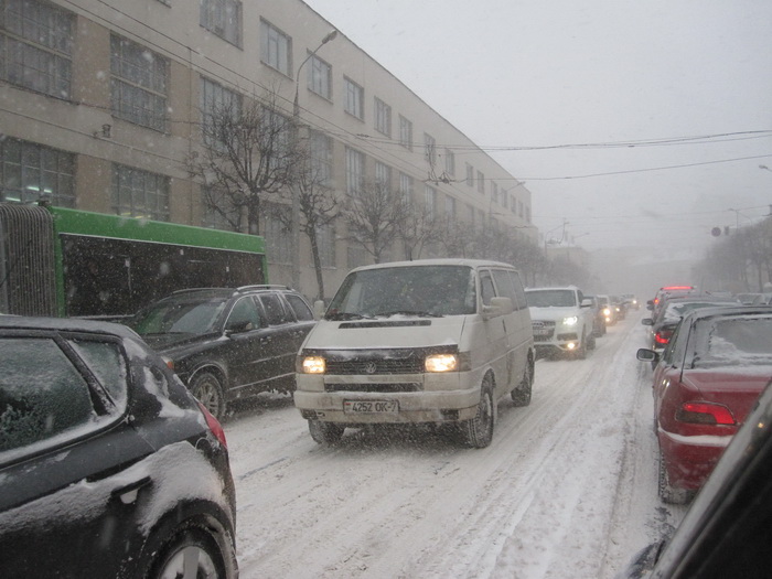 наземный транспорт остановился в основном не из-за заторов автомобилей, а из-за неспособности автобусов, троллейбусов и трамваев передвигаться по крайне заснеженным транспортным артериям. 