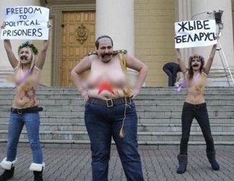 Активистки FEMEN разделись на ступеньках беларусского КГБ