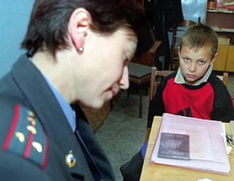 Урад зацвердзіў парадак перадачы непаўнагадовых бацькам у каменданцкую гадзіну